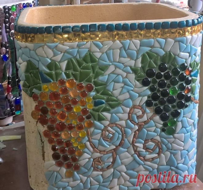 Мозаика на вазоне с виноградом из стеклянных кабошонов.