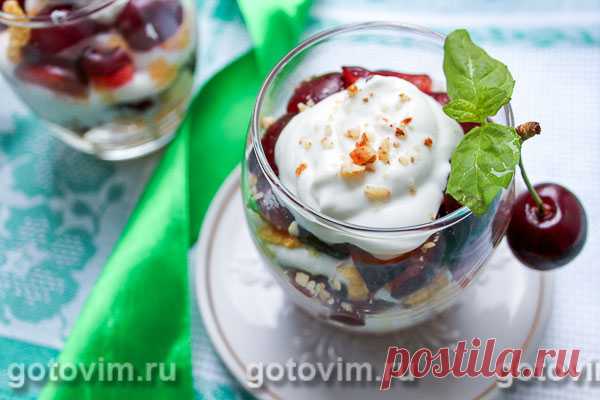 Творожный десерт с черешней и ромом. Рецепт с фото Всего за 10 минут можно приготовить легкий черешневый десерт. Ягоды прослаиваются творожной массой, хрустящими кукурузными хлопьями и молотым фундуком. Для ароматизации десерта берем немного ромы, сока лимона, листики мяты, розмарина и чабреца. Из перечисленных в рецепте продуктов получается 2 порции.
