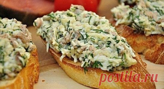 Закусочные бутерброды с печенью трески и сыром
Ингредиенты:
-печень трески — 2 баночки по 100 г
-яица — 3-4 шт.
-тертый, твердый сыр — количество по желанию
-майонез
-батон французский
-2 зубка чеснока
-укроп
-лук зеленый для украшения
Приготовление:
Батон нарезать кусочками и поджарить в тостере или на сухой сковороде.
Яйца натереть, печень трески подавить вилкой.
Соединить с сыром, рубленным укропом и майонезом.
Кусочки батона натереть (при желании чесноком с двух сторон),
выложить на них на