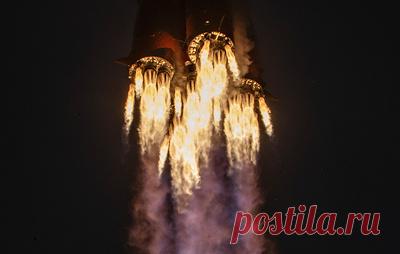 Ракету "Союз-2.1а" с военным спутником запустили с космодрома Плесецк. Выведение космического аппарата на расчетную орбиту разгонным блоком "Фрегат" займет несколько часов