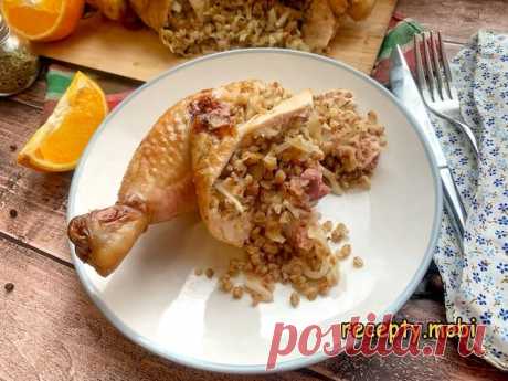 Фаршированная курица без костей – королева праздничного ужина!

✅ Ингредиенты:
▫ 1 целая курица;
▫ 1 средняя луковица;
▫ 100 г свежей капусты;
▫ 100 г квашенной капусты;
▫ 100 г гречки;
▫ 1 апельсин;
▫ 30 мл растительного масла;
▫ 20 г сливочного масла;
▫ ½ ч. л. розмарина;
▫ 20 г меда;
▫ 10 мл соевого соуса;
▫ соль и перец.