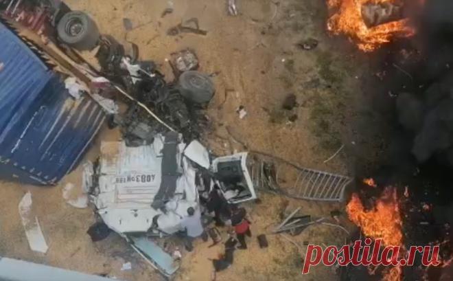 Грузовик упал с эстакады на ЦКАД в Подмосковье. В Раменском городском округе грузовой автомобиль марки Volvo упал с эстакады Центральной кольцевой автодороги (ЦКАД).