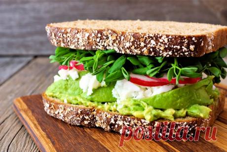 Бутерброды с авокадо и редисом – простой и вкусный рецепт, как приготовить пошагово Эти бутерброды особенно хороши, если вместо обычной зелени взять молодые пророщенные ростки бобовых или редиса. Авокадо обеспечивает дневную порцию полезных растительных жиров, свежие овощи – клетчатку, а яйца – ценный белок.