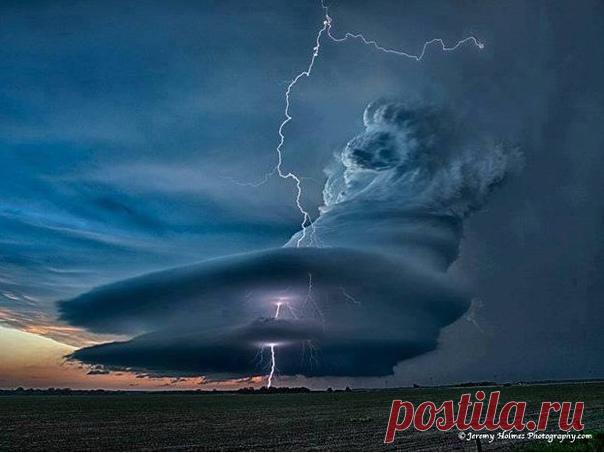 Фотографу Джереми Холмсу удалось сделать невероятно красивый кадр разыгравшегося шторма. (Май 2012, Небраска)