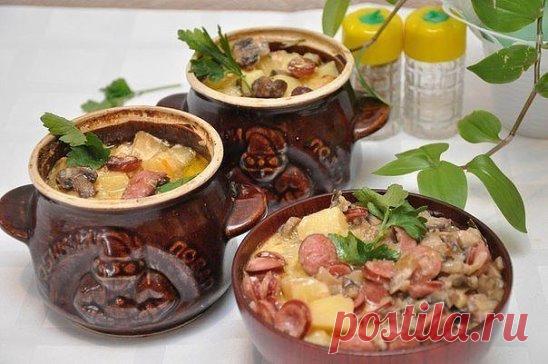 Охотничьи колбаски с картофелем в горшочках