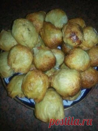 ТАНДЫРНАЯ САМСА В КАЗАНЕ

Самса, восточный пирожок готовится в специальной печке (в тандыре) но прогресс не стоит на месте, вот пример, приготовили самсушки в казане...

Начинка для самсы 
  Телятина, лук и специи...

Для тесто:
500гр муки, яйцо, соль и 100мл теплой воды...

тесто раскатывается и обмазывается растительным маслом, и сворачивается в рулет...  Из рулета нарезаются дольки и раскатываются...

Начиняем самсу...

для смазки с обеих сторон отделяется белок от желт...