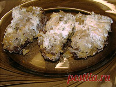 Печень под яблочной шубой.