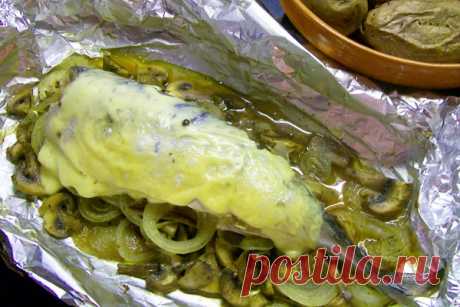 Запеченная скумбрия на луково-грибной подушке