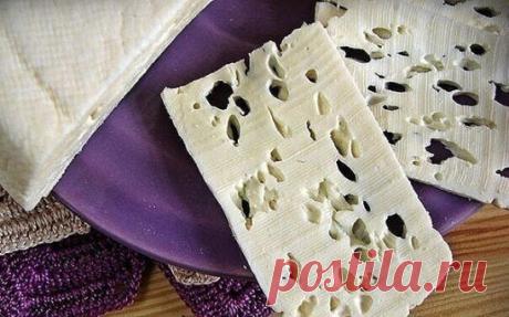 Домашний сыр
Ингредиенты:
-1 литр молока
-1 ст.л.соли
-200-300 г. сметаны
-3 яйца
Приготовление:
Молоко ставим кипятить, посолив его. В это время взбиваем сметану с яйцами. Как молоко закипит, добавляете сметанную смесь и помешивая кипятите около 5 мин. как только масса отделиться от сыворотки, откидываем эту массу на ситечко.(У меня сита металлического не было,использовала марлю). Даем полностью стечь жидкости. Через несколько часов можно есть!
 СОХРАНИ рецепт, чтобы не потерять!