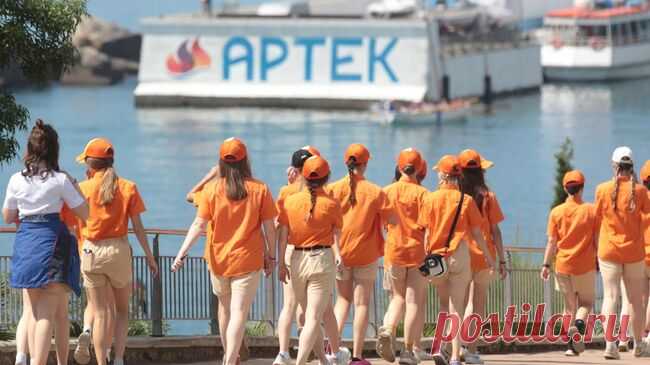 Зеленский ввел санкции против "Артека"