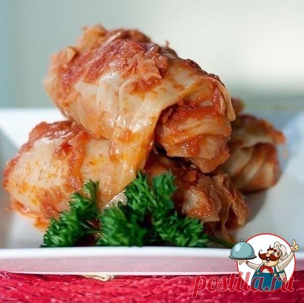 ГОЛУБЦЫ

Ингредиенты:

Начинка:
Говяжий фарш - 700 г
Свиной фарш - 250 г
Рис (отваренный) - 1 стакан
Яйцо - 1 шт
Петрушка - 1 столовая ложка
Луковица
Паприка - 1 чайная ложка
Соль и перец - по вкусу
Томат-паста - 100 г
Капуста - 1 средний кочан
Квашеная капуста - 500 г

Соус:
Томат паста - 425 г
Томаты в собственном соку - 800 г
Куриный бульон - 1/2 стакана
Чеснок - 1 зубчик
Коричневый сахар - 1 столовая ложка
Соль и перец - по вкусу

Приготовление:
1. Капусту вымыть, удал...