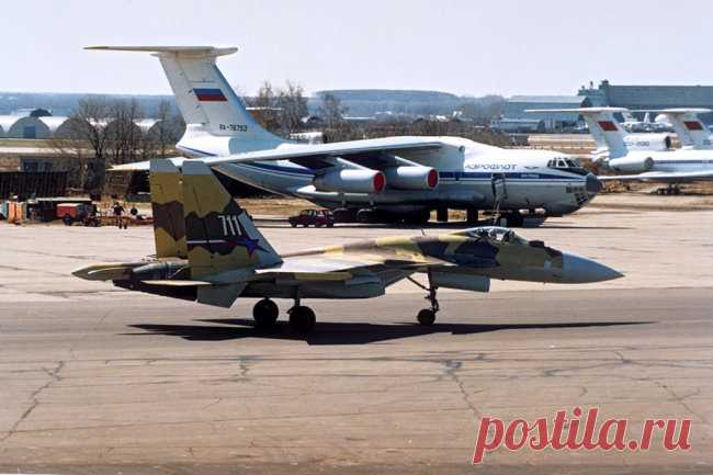 Первый и последний: чем был уникален истребитель Су-37 2 апреля 1996 года впервые поднялся в небо экспериментальный сверхманевренный самолет Су-37. Судьба этого удивительного истребителя, прозванного 