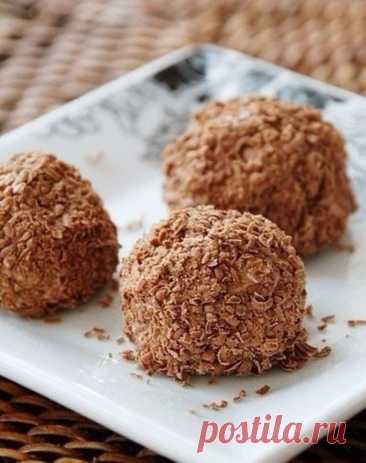 ТВОРОЖНОЕ ПИРОЖНОЕ 

Ингредиенты: 
200 г творога 
100 г молочного шоколада (или черного) 
1 ст.л. сметаны 
1 ст.л. меда (или сахара) 
несколько фиников 
несколько ядер миндаля 

Вместо шоколада для обсыпки можно использовать измельченное печенье, кокосовую стружку. Для начинки можно использовать кусочек шоколада, сладкие ягоды и многое другое. 
Если вы используете крупнозернистый творог, его необходимо предварительно протереть через мелкий дуршлаг. Может понадобиться больш...