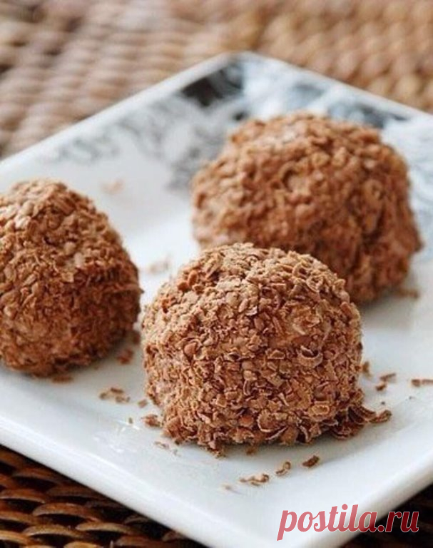 ТВОРОЖНОЕ ПИРОЖНОЕ 

Ингредиенты: 
200 г творога 
100 г молочного шоколада (или черного) 
1 ст.л. сметаны 
1 ст.л. меда (или сахара) 
несколько фиников 
несколько ядер миндаля 

Вместо шоколада для обсыпки можно использовать измельченное печенье, кокосовую стружку. Для начинки можно использовать кусочек шоколада, сладкие ягоды и многое другое. 
Если вы используете крупнозернистый творог, его необходимо предварительно протереть через мелкий дуршлаг. Может понадобиться больш...