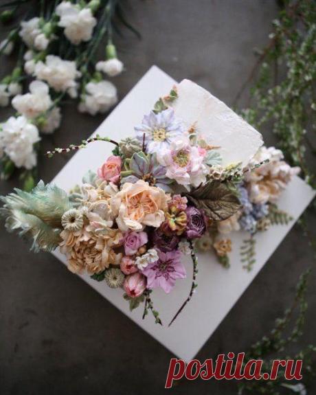 Невероятные цветочные торты от Atelier Soo Мы так долго в Интернете, что иногда кажется, что нас уже ничем не удивить! Разглядывая фотографии от действительно прекрасных тортов до по-настоящему ужасных, можно подумать, что в кондитерской облас...