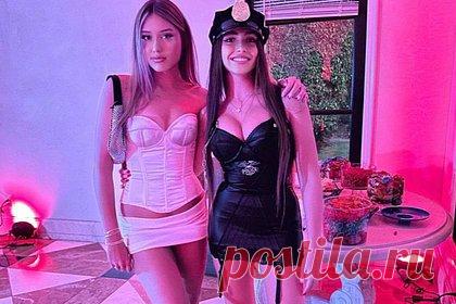 16-летняя дочь российского режиссера показала откровенный образ на Хеллоуин. Дочь российского режиссера-клипмейкера Павла Худякова Тоня показала откровенный наряд, который она подобрала для празднования Хеллоуина. 16-летняя спортсменка выбрала для праздничной вечеринки образ полицейского, надев кожаное мини-платье с глубоким декольте, ботфорты на платформе и каблуках и фуражку черного цвета.