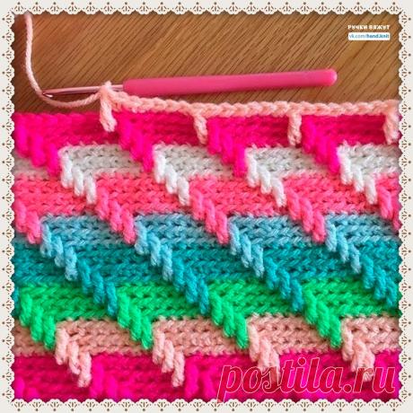 Обалденный узорчик. Многоцветный и прекрасный. 💝

Описание:
Вязание основного полотна за заднюю дужку петли + через заданный промежуток, 1 столбик провязываем на несколько рядов ниже + чередование цветов.

Всё очень просто и красиво!