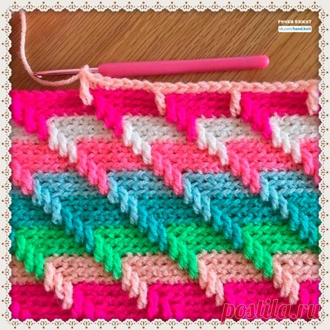 Обалденный узорчик. Многоцветный и прекрасный. 💝

Описание:
Вязание основного полотна за заднюю дужку петли + через заданный промежуток, 1 столбик провязываем на несколько рядов ниже + чередование цветов.

Всё очень просто и красиво!