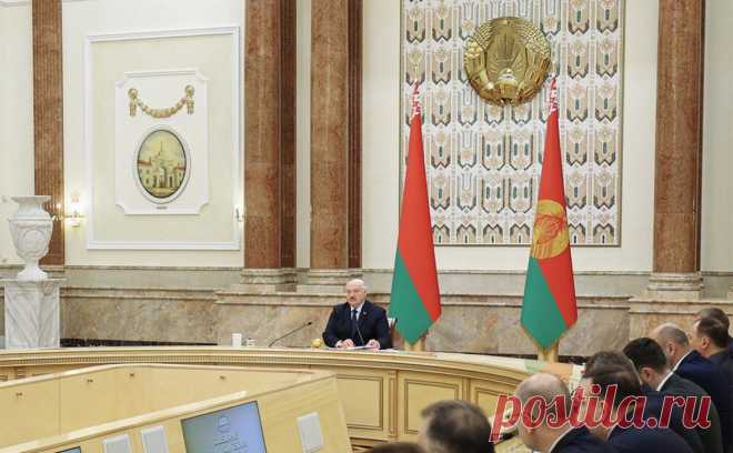 Лукашенко заявил, что не позволит мигрантам творить «все что захочется». Белоруссия готова принять трудовых мигрантов, которые готовы работать и уважать страну и ее народ, но не допустит, чтобы приезжие «творили все, что им захочется», об этом заявил президент Александр Лукашенко на совещании с руководителями дипломатических представительств, сообщает БЕЛТА.