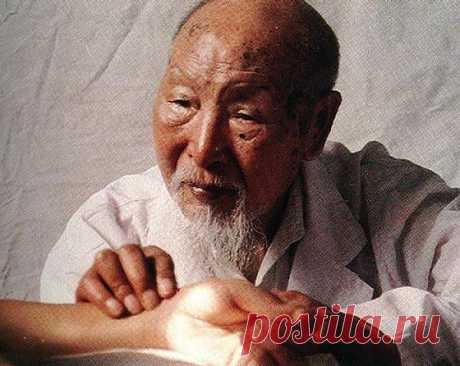 ЛУЧШИЕ УПРАЖНЕНИЯ КИТАЙСКОЙ МЕДИЦИНЫ ДЛЯ ШЕЙНЫХ ПОЗВОНКОВ.

Если, выполняя движения головой, вы слышите похрустывание, вам трудно повернуть ее на 90 гр. или при наклонах возникает боль, значит, шея нуждается в лечении.

Для усиления эффекта повороты и наклоны головы надо сопровождать движением глаз в том же направлении. Выполнять медленно и плавно.

1. Сядьте на стул, держа спину и голову прямо. Сделайте глубокий вдох и надавите ладонями на лоб, одновременно напрягая мышцы...