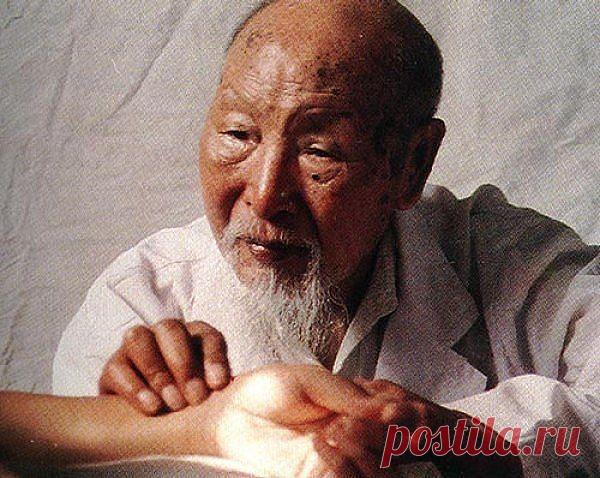 ЛУЧШИЕ УПРАЖНЕНИЯ КИТАЙСКОЙ МЕДИЦИНЫ ДЛЯ ШЕЙНЫХ ПОЗВОНКОВ.

Если, выполняя движения головой, вы слышите похрустывание, вам трудно повернуть ее на 90 гр. или при наклонах возникает боль, значит, шея нуждается в лечении.

Для усиления эффекта повороты и наклоны головы надо сопровождать движением глаз в том же направлении. Выполнять медленно и плавно.

1. Сядьте на стул, держа спину и голову прямо. Сделайте глубокий вдох и надавите ладонями на лоб, одновременно напрягая мышцы...