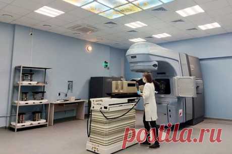 В российском онкоцентре совершил самоубийство врач. Медики Челябинского областного клинического центра онкологии и ядерной медицины нашли в одном из корпусов тело 32-летнего врача-анестезиолога. Следов криминала не обнаружено. Судмедэкспертиза установила, что россиянин совершил самоубийство. Сейчас выясняются причины, толкнувшие врача на этот поступок.