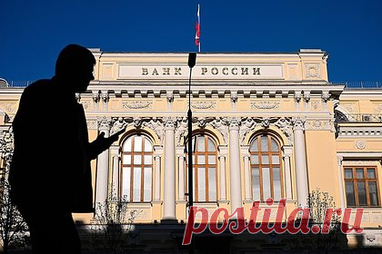 Банк России опроверг выпуск 300-рублевой купюры с изображением тракториста. Банк России опроверг выпуск 300-рублевой купюры с изображением тракториста. Информацию о распространении поддельной купюры опубликовал в YouTube Shorts пользователь платформы под ником @vladimirporyvaev. По словам автора ролика, мошенники распространяют фейковую купюру среди коллекционеров.