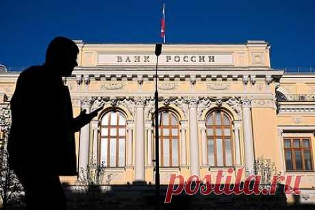 Банк России опроверг выпуск 300-рублевой купюры с изображением тракториста. Банк России опроверг выпуск 300-рублевой купюры с изображением тракториста. Информацию о распространении поддельной купюры опубликовал в YouTube Shorts пользователь платформы под ником @vladimirporyvaev. По словам автора ролика, мошенники распространяют фейковую купюру среди коллекционеров.