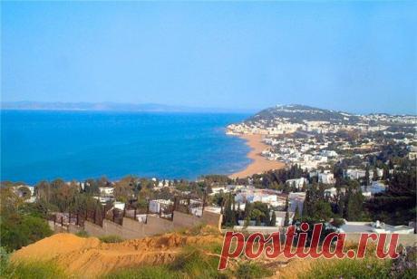 Сказки, когда то рассказанные Шахерезадой, до сих пор живут здесь, в Тунисе. Эта необычная страна уже много лет притягивает и манит к себе гостей со всего мира. Невысокие белые дома на фоне голубых волн Cредиземного моря кажутся живым воплощением декораций из старых сказок, а вечнозелёные пальмы с широкими песчаными пляжами идеально вписываются в невероятно красивые пейзажи африканского севера.