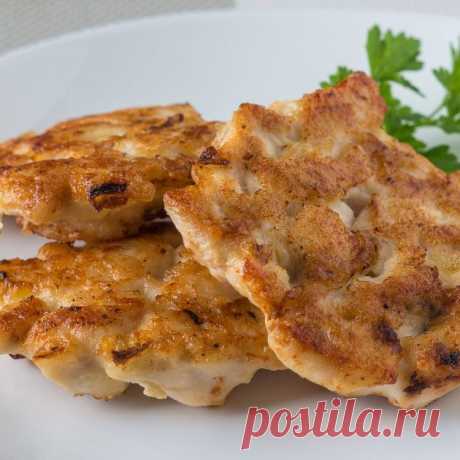 Оладьи из куриного филе 



Нежные, мягкие, сочные и невероятно вкусные оладьи из куриного филе.Такими оладьями легко можно накормить целую семью, затратив на приготовление всего 30 минут.Другое название куриных оладий - руб…