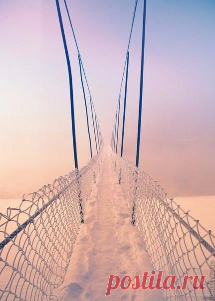 Мост в неизвестность.Раннее морозное утро на подвесном мостике через туманную горную Катунь Facebook