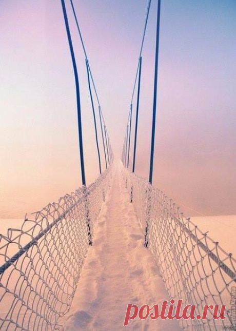 Мост в неизвестность.Раннее морозное утро на подвесном мостике через туманную горную Катунь Facebook