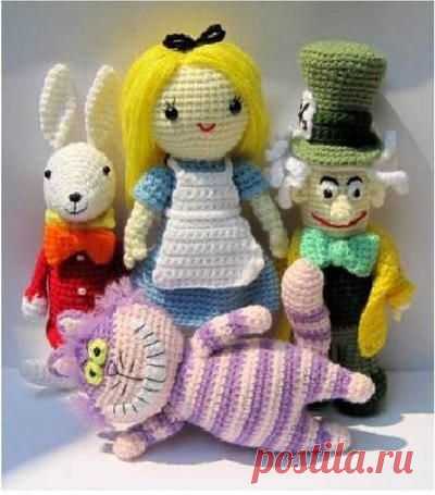 Amigurumi Patterns of 4 Alice in Wonderland Characters
