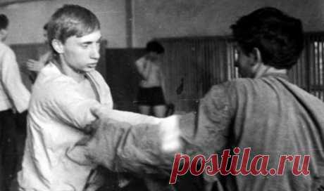 Юный Путин и беззубый Барак Обама: как выглядели политики в молодости Эх, молодость! Как быстро ты проходишь! Даже у сильных мира сего. Но ведь когда-то и они были зелеными наивными юнцами и маленькими розовощекими детьми.Предлагаем вам взглянуть на знаменитых людей, ст...