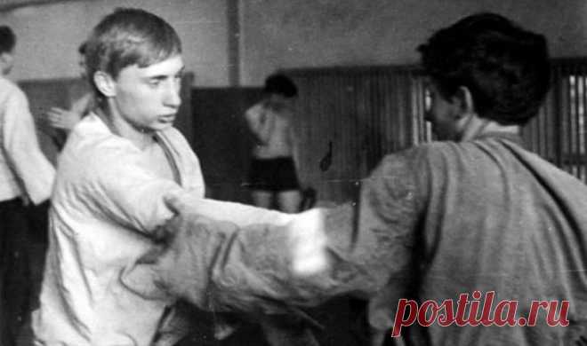 Юный Путин и беззубый Барак Обама: как выглядели политики в молодости Эх, молодость! Как быстро ты проходишь! Даже у сильных мира сего. Но ведь когда-то и они были зелеными наивными юнцами и маленькими розовощекими детьми.Предлагаем вам взглянуть на знаменитых людей, ст...