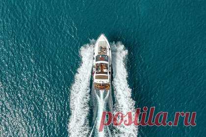 Саудовские суда подключились к поиску пропавшей яхты с россиянами. На данный момент все свободные суда в городе Джидда в Саудовской Аравии подключились к поиску яхты, на которой находятся трое россиян, их судно 30 minutes пропало в Красном море. Об этом заявил третий секретарь посольства России в Саудовской Аравии Андрей Бреховских.