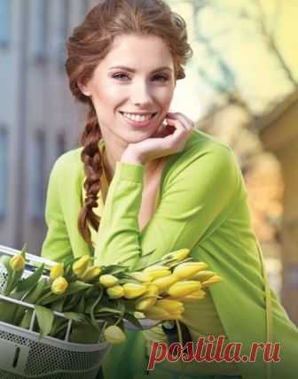 Галина Богданова (Кравченко)
-------------------------------------------------------------------------------------------------
Дарите желтые цветы! Не верьте злым приметам!
Неправда, что всегда они к разлукам или бедам!
Ведь желтый цвет – это тепло, цвет солнца и пшеницы.
Так в доме светится окно, где ждут родные лица.
Царицей желтою луна ночь бархатную греет,
И в храме, возле алтаря, огонь свечи желтеет.
И первоцвета желтый цвет, и поздней хризантемы,
Цвет золота, и цвет...