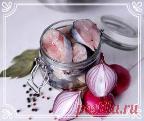 Лучшая малосольная скумбрия, приготовленная за 3 часа 

В разы вкуснее магазинной! 

Ингредиенты: 
Скумбрия — 2 штуки. 
Соль — 3 ст. ложки. 
Уксус — 0,5 ч. ложки. 
Лавровый лист — 2-3 шт. 
Черный перец горошком — 5-6 шт. 

Способ приготовления: 
Очищаем скумбрию от внутренностей, отрезаем голову и плавники. 

Разрезаем рыбу на кусочки. 

Для рассола: 
На 1 литр холодной кипяченной воды добавляем 3 столовые ложки соли с горкой. 

Складываем рыбу в банку и заливаем рассолом,...