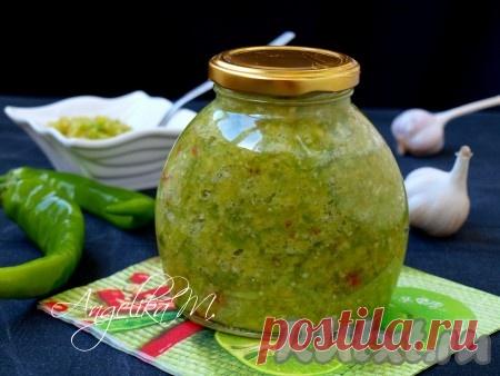 Аджика из зеленого перца и чеснока - рецепт с фото Зелёная аджика - замечательная острая закуска, которую можно подать к мясу или птице, а также добавлять её при приготовлении различных блюд в подливу или зажарку. Считается, что зелёный перец не пригоден для аджики, но я в этом сезоне испробовала и осталась очень довольна, решила сделать ещё, ...