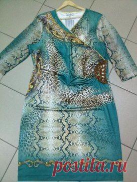 Размер 56. Рукава сделаны из эластичной сеточки. Отделка мелкими стразами, на боку аппликация из бисера. 3200 руб.