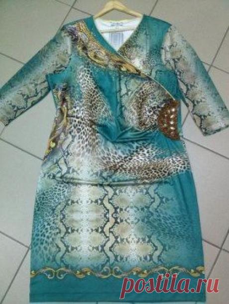 Размер 56. Рукава сделаны из эластичной сеточки. Отделка мелкими стразами, на боку аппликация из бисера. 3200 руб.