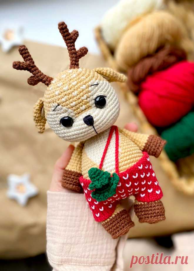 PDF Новогодний Олень крючком. FREE crochet pattern; Аmigurumi toy patterns. Амигуруми схемы и описания на русском. Вязаные игрушки и поделки своими руками #amimore - олень, новогодний оленёнок, оленята к Новому году.