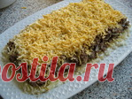 Слоеный салат с жареными грибами, яйцами и сыром