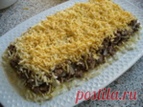 Слоеный салат с жареными грибами, яйцами и сыром