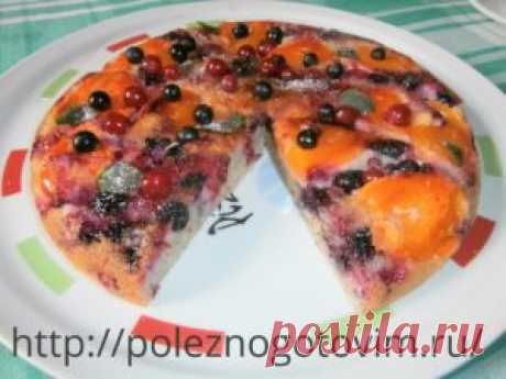 Летний пирог на сковороде Это потрясающе простой, вкусный и диетический пирог на сковороде! Выпечка на скорую руку без духовки удобна и экономит время, особенно на даче.