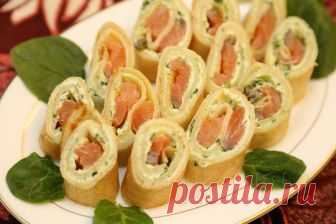 Блинчики с семгой и шпинатным сыром Вкусная закуска для праздничного стола: роллы из блинчиков и семги с нежным сливочным сыром понравятся многим гостям.