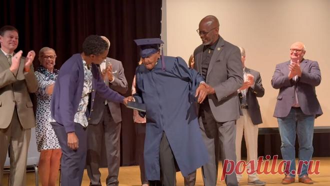 В США 106-летний пенсионер получил аттестат об окончании школы. В США 106-летний мужчина получил аттестат об окончании средней школы, пишет издание UPI. Как сообщают СМИ, аттестат был вручен Фреду Смоллсу из Каролины. На церемонии присутствовало более 100 человек, а вместе со свидетельством об ...