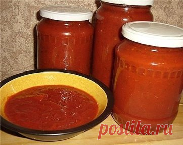 Варианты домашнего кетчупа на зиму
Кетчуп с помидорами и яблоками
2 кг помидоров, 250 г яблок, 250 г лука, 150 мл уксуса 9%, 1 столовая ложка корицы, 4 бутончика гвоздики, 1 столовая ложка соли, 1 чайная ложка молотой паприки, 1 чайная ложка молотого черного перца, 150 г сахара. Помидоры, яблоки и лук пропустим через мясорубку и проварим в течение 20-ти минут. Добавим уксус, корицу, гвоздику, паприку, черный перец, сахар. Уварим смесь до густоты. В горячем виде разложим в ...