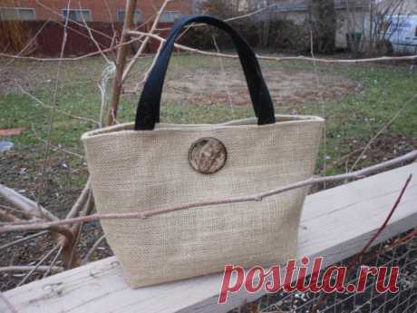 Natural Burlap  Tote Lunch Bag with Organic Button- Free Shipping Don’t you just love burlap? It’s eco-friendly and and gives a bit of Earthy appeal. Handmade Tote, lunch bag , made in natural burlap with lining and decorative Genuine Natural Coconut Button. It has a magnetic closure. This bag is ideal for everyday, lunch, boat or for quick errands.   Measurements : Tall :8  Top width : 13 Bottom Width : 9 Deep: 4.5   COTTON Webbing handles - 13 long  THANK YOU FOR LOOKING AT MY ITEMS..........