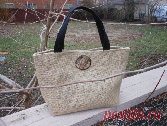 Natural Burlap  Tote Lunch Bag with Organic Button- Free Shipping Don’t you just love burlap? It’s eco-friendly and and gives a bit of Earthy appeal. Handmade Tote, lunch bag , made in natural burlap with lining and decorative Genuine Natural Coconut Button. It has a magnetic closure. This bag is ideal for everyday, lunch, boat or for quick errands.   Measurements : Tall :8  Top width : 13 Bottom Width : 9 Deep: 4.5   COTTON Webbing handles - 13 long  THANK YOU FOR LOOKING AT MY ITEMS..........